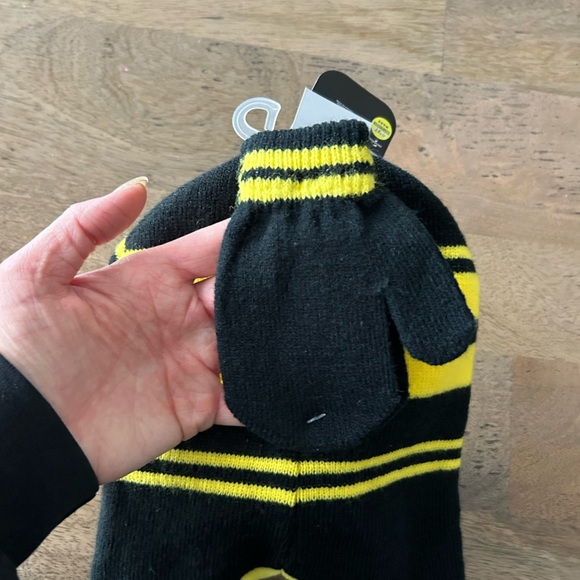 Minions Brand New winter hat with matching mittens - Picture 2 of 4